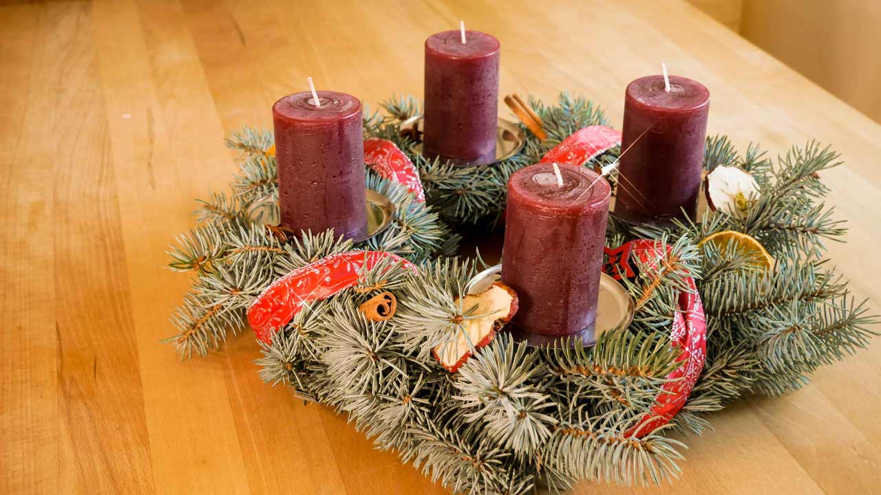 Der selber gemachte Adventskranz wird mit Naturmaterialien dekoriert