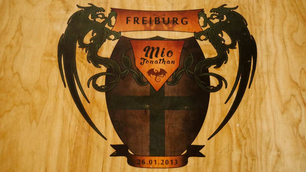 Druckt man das Bild als transparentes PNG aus, ist am Ende das Holz an den durchsichtigen Stellen zu sehen