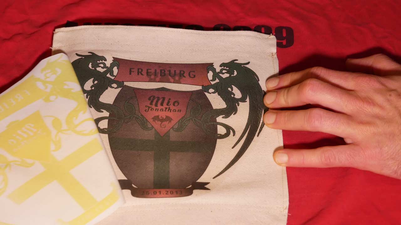 Nachdem Bügeln muss die Transferfolie leicht abkühlen, bevor sie langsam von dem bedruckten t shirt oder dem Stoff abgezogen werden kann