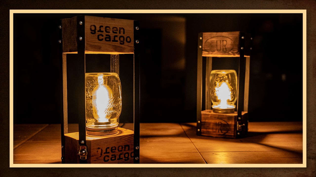 Die fertigen DIY Edison Lampen aus Paletten sehen wunderschön aus