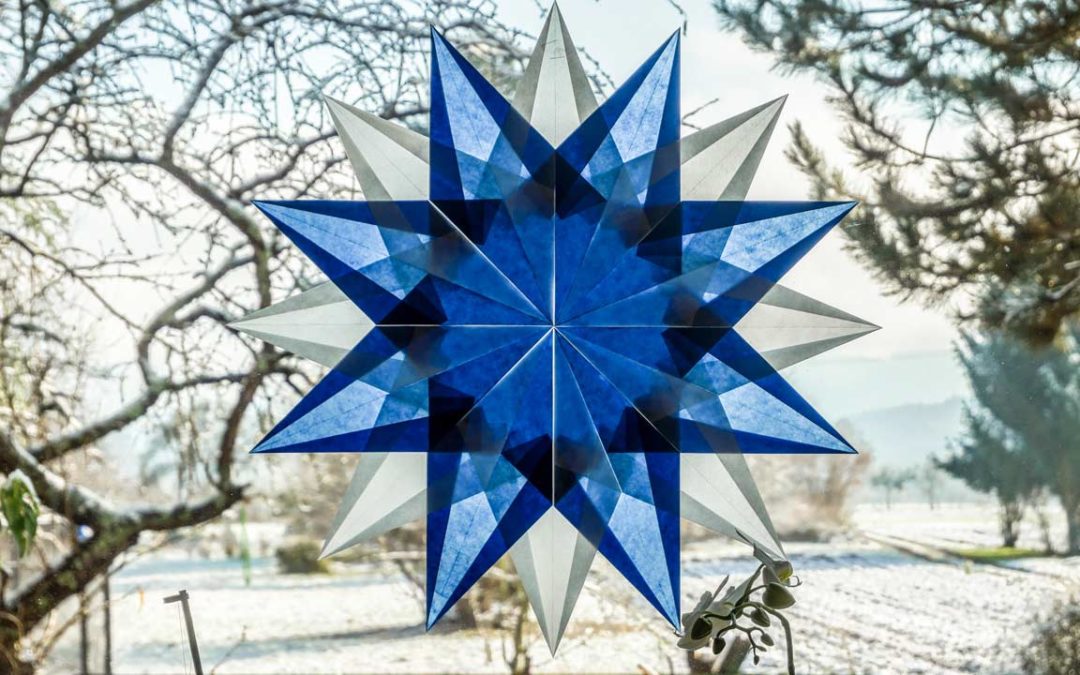 Weihnachtsstern aus Transparentpapier basteln, blau