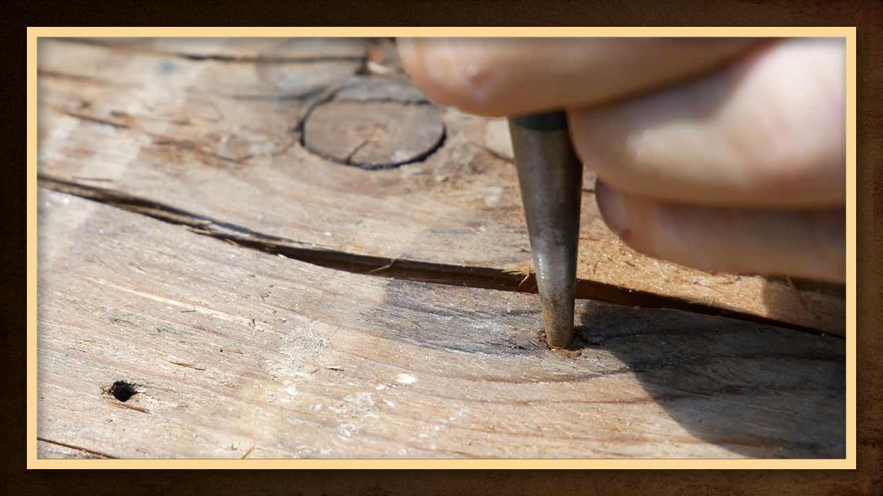 Mit einem Versenker können alte, abgebrochene Nägeln im Holz versenkt werden